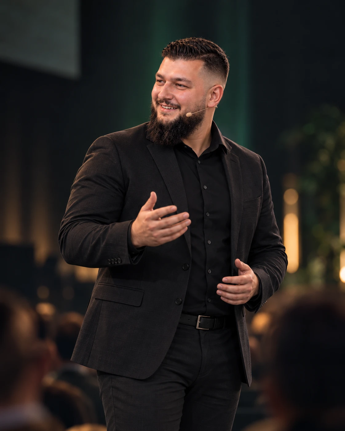 Enver Ilhan auf der Bühne